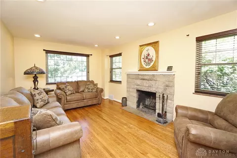 Living - 527 E Sharon Rd, Cincinnati, OH 45246 photo 1 of 3