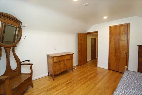 Bedroom - 527 E Sharon Rd, Cincinnati, OH 45246 photo 5 of 6