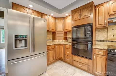 Kitchen - 447 Timberlea Trl, Kettering, OH 45429 photo 4 of 6