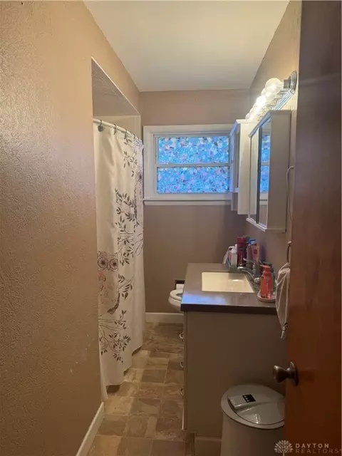 Bath - 1232 Dellinger Dr, Fairborn, OH 45324 photo 2 of 2