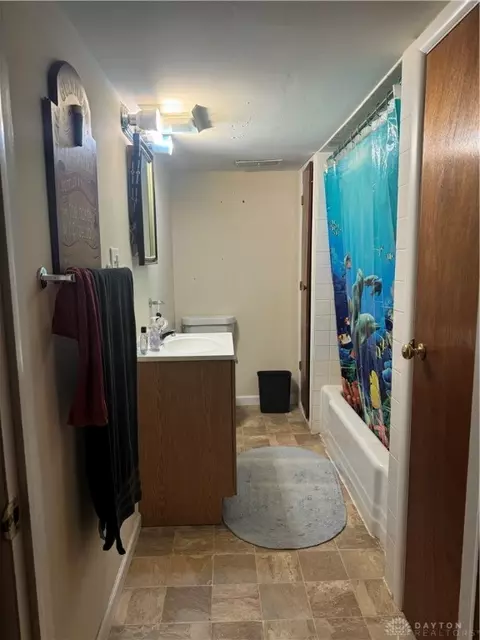 Bath - 1232 Dellinger Dr, Fairborn, OH 45324 photo 1 of 2