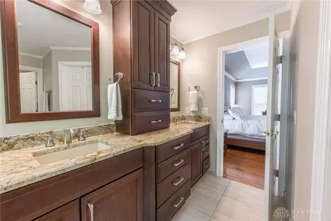 Bath - 524 Stanley Ave, Cincinnati, OH 45226 photo 3 of 8