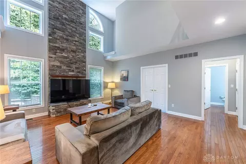 Living - 524 Stanley Ave, Cincinnati, OH 45226 photo 2 of 4