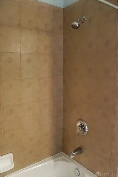 Bath - 75 Martin Ln, Springboro, OH 45066 photo 2 of 14