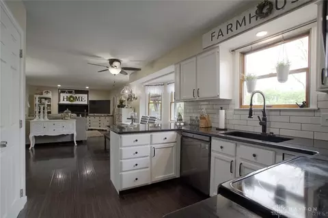Kitchen - 5918 Megan Dr, Liberty, OH 45011 photo 4 of 7