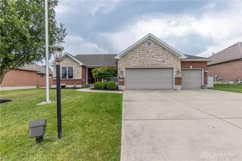 9240 Bennington Way, Centerville, OH 45458 photo 2