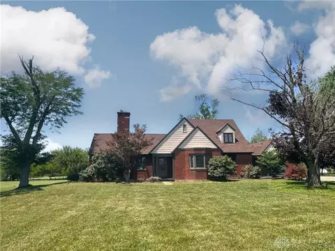 6141 Crestway Dr, Brookville, OH 45309
