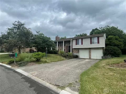 300 Shawnee Trl, Dayton, OH 45458