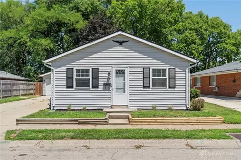 17 W Parkwood Dr, Fairborn, OH 45324