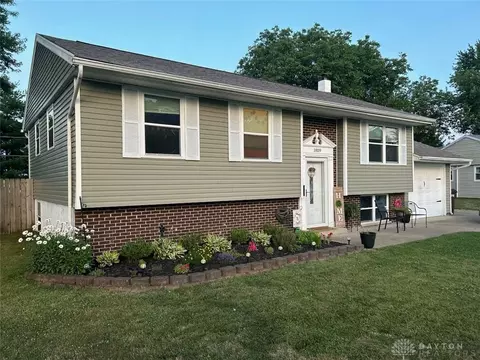 1859 Commonwealth Dr, Xenia, OH 45385