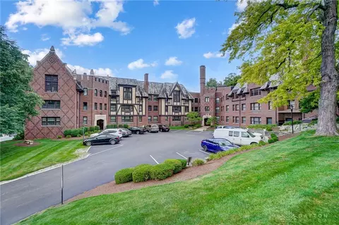 1211 Far Hills Ave #305, Oakwood, OH 45419