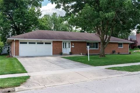 322 Grantham Dr, Englewood, OH 45322