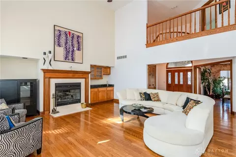 Living - 4648 Schrubb Dr, Kettering, OH 45429 photo 2 of 9