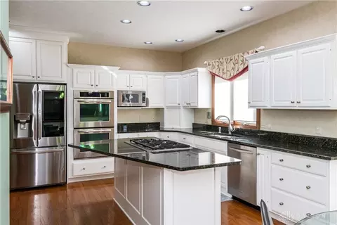 Kitchen - 4648 Schrubb Dr, Kettering, OH 45429 photo 2 of 6