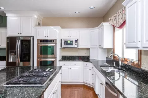 Kitchen - 4648 Schrubb Dr, Kettering, OH 45429 photo 4 of 6