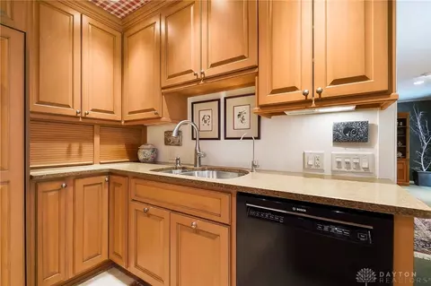 Kitchen - 729 Grants Trl, Centerville, OH 45459 photo 4 of 6