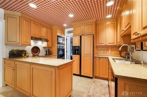 Kitchen - 729 Grants Trl, Centerville, OH 45459 photo 2 of 6
