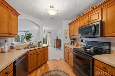 Kitchen - 1348 Shadowood Trl, Maineville, OH 45039 photo 2 of 4
