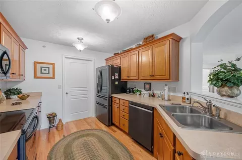 Kitchen - 1348 Shadowood Trl, Maineville, OH 45039 photo 4 of 4