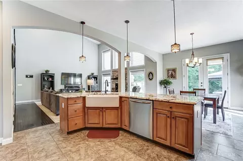 Kitchen - 69 Shadow Leaf Dr, Springboro, OH 45066 photo 6 of 8