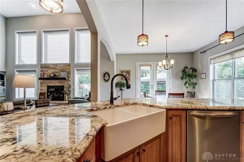 Kitchen - 69 Shadow Leaf Dr, Springboro, OH 45066 photo 7 of 8