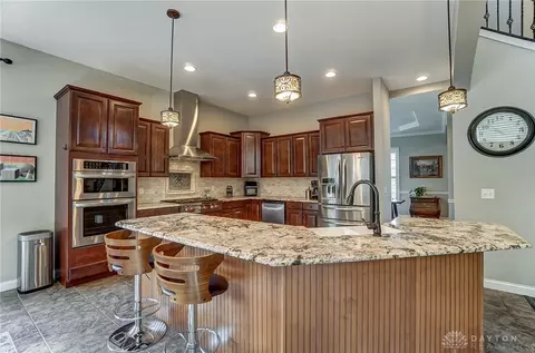 Kitchen - 69 Shadow Leaf Dr, Springboro, OH 45066 photo 2 of 8