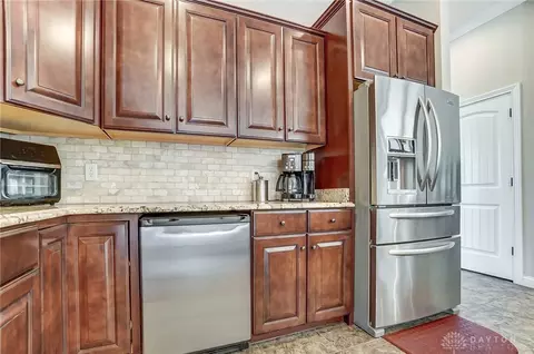 Kitchen - 69 Shadow Leaf Dr, Springboro, OH 45066 photo 5 of 8