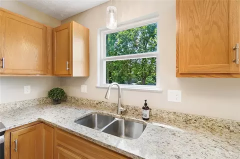 Kitchen - 5635 Stone Path Dr, Middletown, OH 45042 photo 4 of 5