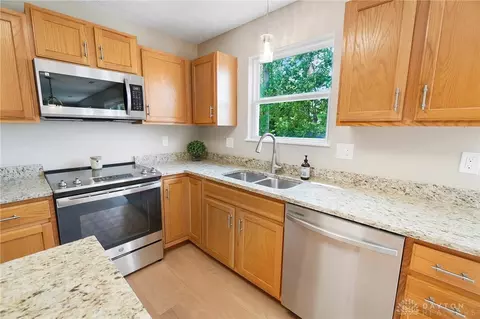 Kitchen - 5635 Stone Path Dr, Middletown, OH 45042 photo 3 of 5