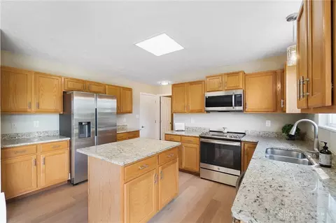 Kitchen - 5635 Stone Path Dr, Middletown, OH 45042 photo 2 of 5