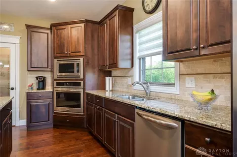 Kitchen - 1068 Windmill Ct, Troy, OH 45373 photo 4 of 10