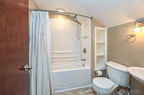 Bath - 8678 Elmtree Ave, Springfield, OH 45231 photo 2 of 2