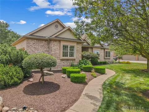 2790 Meadowpoint Dr, Troy, OH 45373