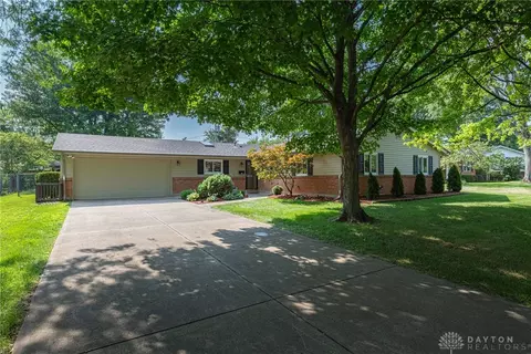 4725 Briar Knoll Dr, Kettering, OH 45429