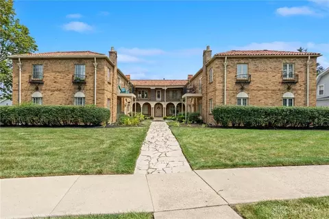 2200 Far Hills Ave #4, Oakwood, OH 45419