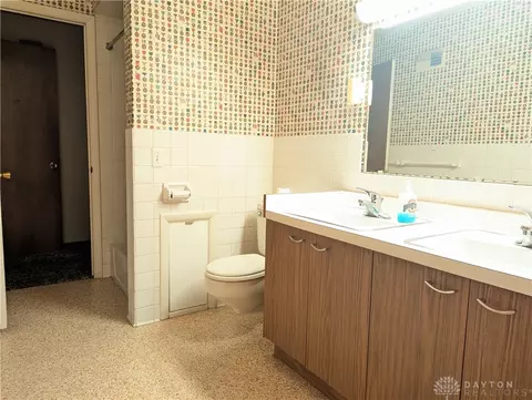 Bath - 2708 Woodthrush Rd, Springfield, OH 45502 photo 1 of 5