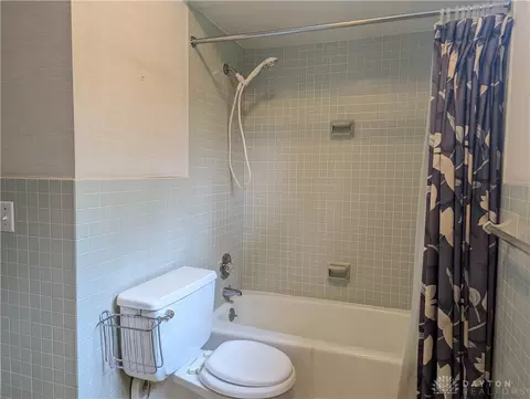 Bath - 2708 Woodthrush Rd, Springfield, OH 45502 photo 4 of 5