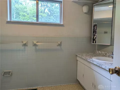 Bath - 2708 Woodthrush Rd, Springfield, OH 45502 photo 3 of 5