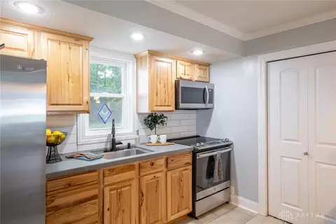 Kitchen - 1031 Mendota Ct, Kettering, OH 45420 photo 2 of 3