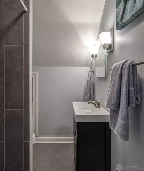 Bath - 1031 Mendota Ct, Kettering, OH 45420 photo 2 of 3