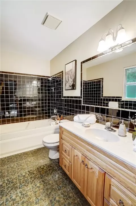 Bath - 3140 Grist Mill Ct, Kettering, OH 45409 photo 2 of 8