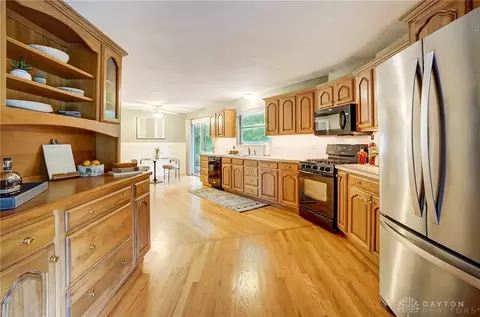 Kitchen - 3140 Grist Mill Ct, Kettering, OH 45409 photo 5 of 6