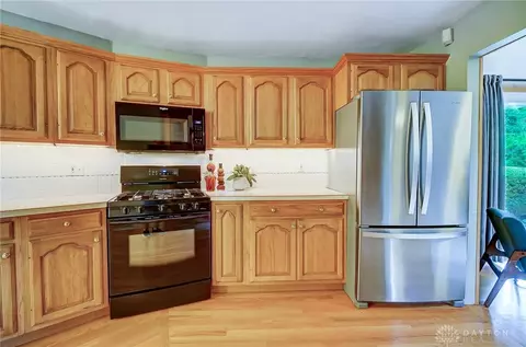 Kitchen - 3140 Grist Mill Ct, Kettering, OH 45409 photo 4 of 6