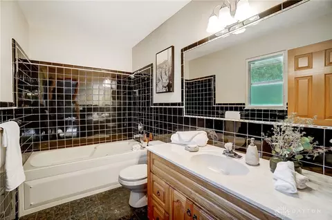 Bath - 3140 Grist Mill Ct, Kettering, OH 45409 photo 1 of 8