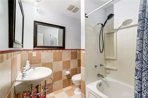Bath - 6339 Manete St, Springfield, OH 45502 photo 3 of 3