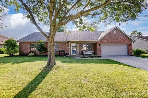 122 Irongate Dr, Englewood, OH 45322