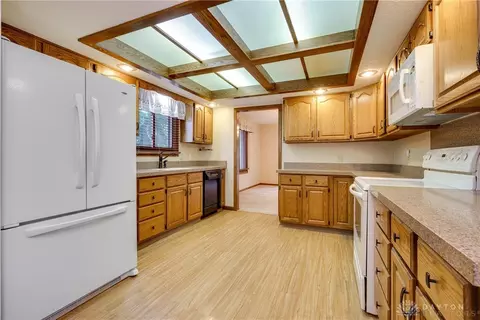 Kitchen - 7170 Fallen Oak Trce, Dayton, OH 45459 photo 4 of 5