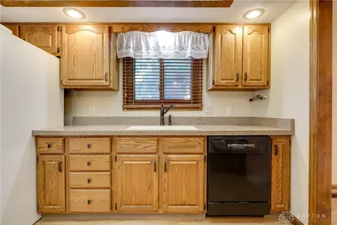 Kitchen - 7170 Fallen Oak Trce, Dayton, OH 45459 photo 2 of 5