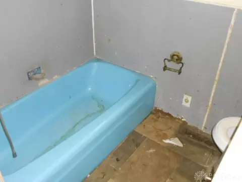Bath - 616 N Murray St, Springfield, OH 45503 photo 2 of 3
