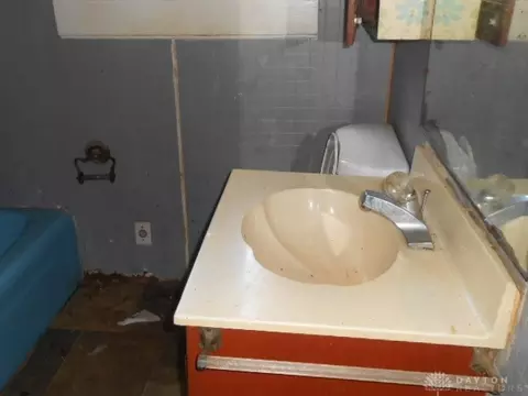 Bath - 616 N Murray St, Springfield, OH 45503 photo 1 of 3